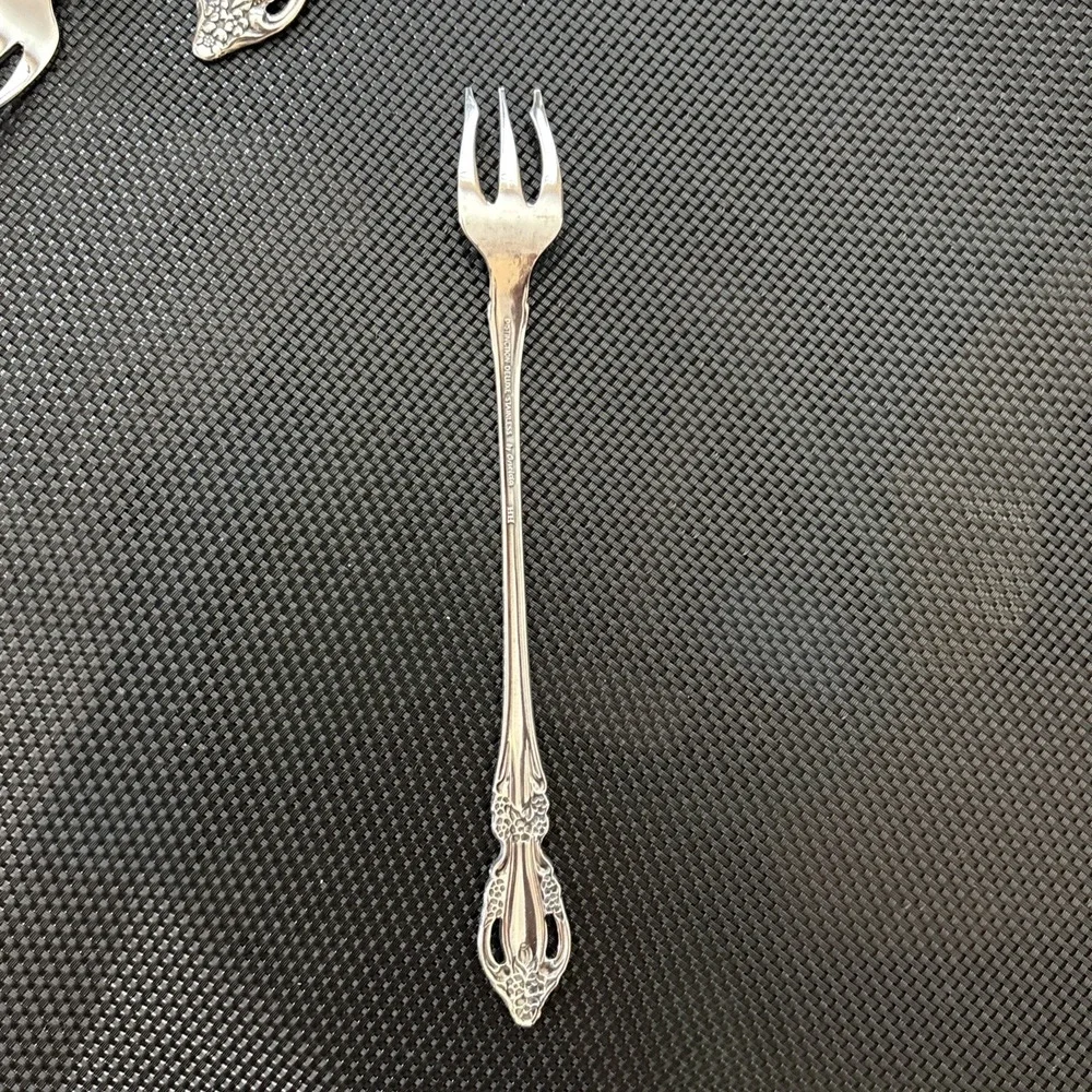 Oneida Distinction Deluxe Chateau Stainless Teaspoons Seafood Forks Lot 7